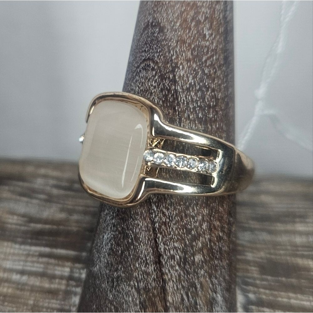 Cream Cat Eye And Rhinestone Gold Tone Ring Sz 7.5 NWT - Picture 2 of 3